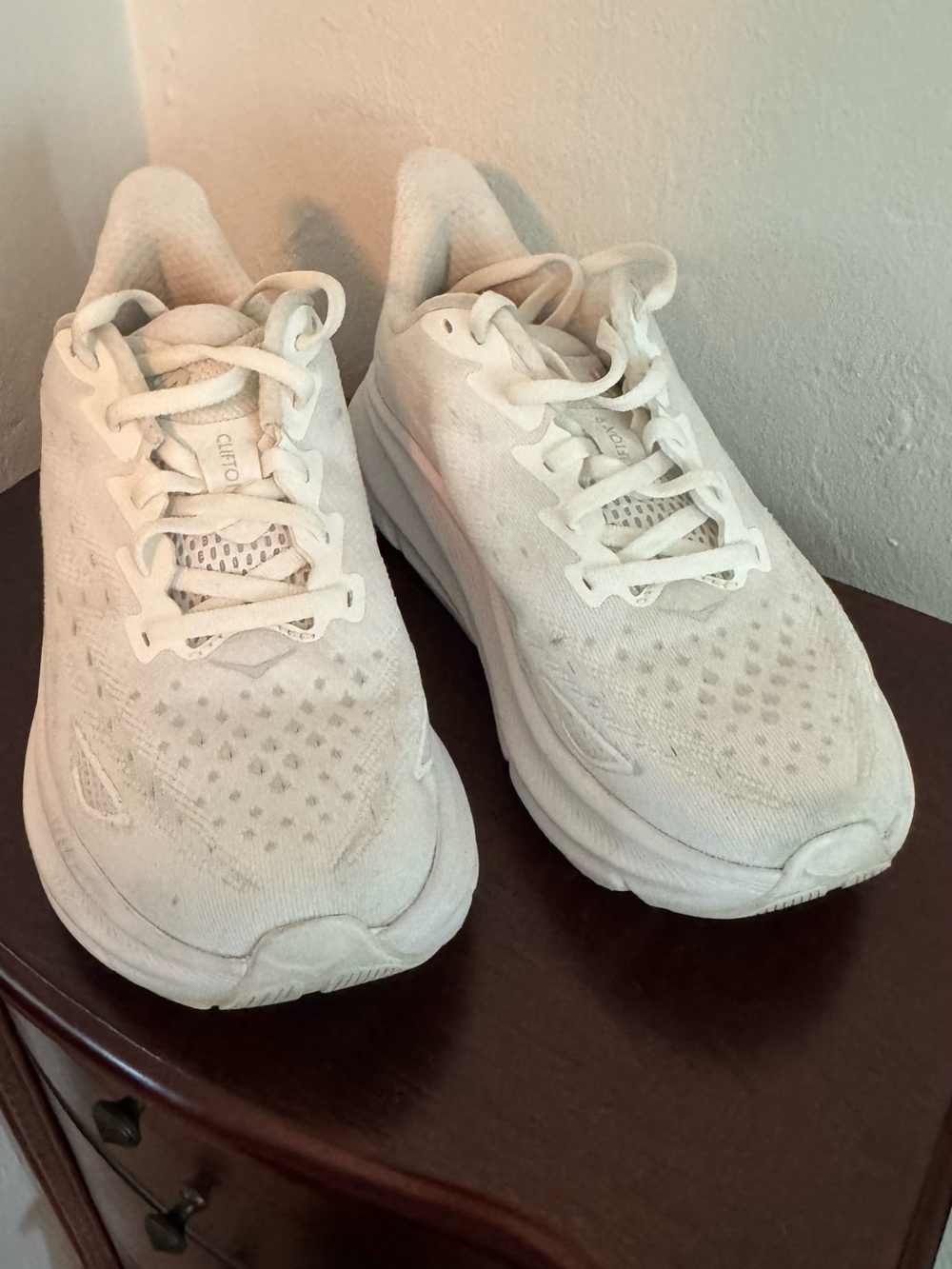 Hoka Clifton 9 size 6 white
